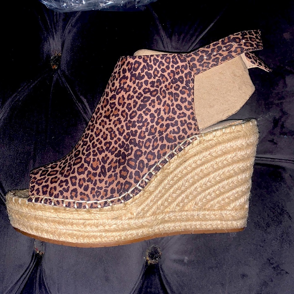 Brand new Kenneth Cole wedges leopard